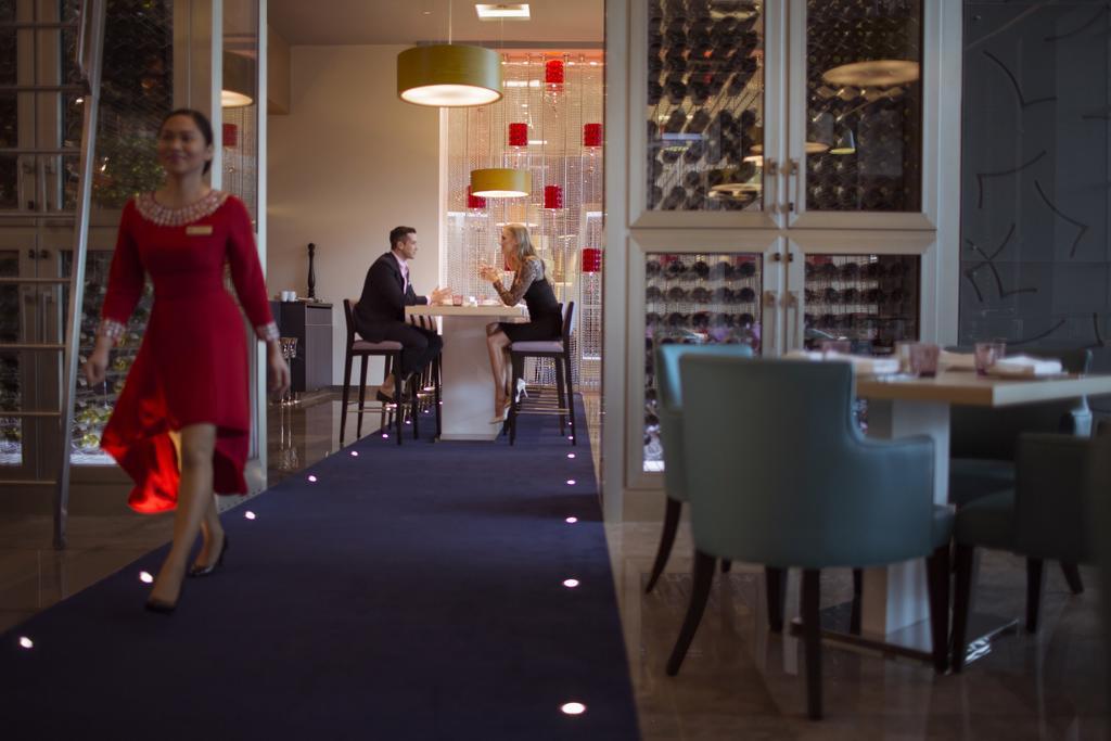 Downtown Rotana Hotel Al-Manamah Bagian luar foto The bar at the restaurant