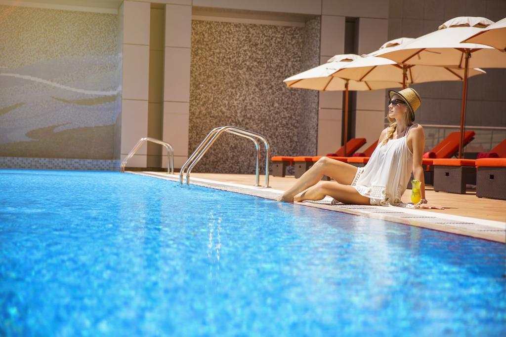 Downtown Rotana Hotel Al-Manamah Bagian luar foto The swimming pool at the hotel