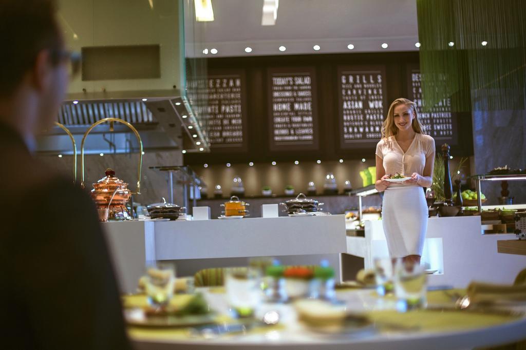 Downtown Rotana Hotel Al-Manamah Bagian luar foto A restaurant at the Atlantis Paradise Island