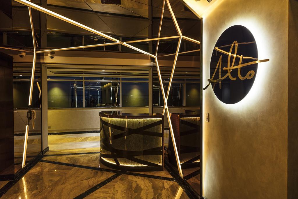Downtown Rotana Hotel Al-Manamah Bagian luar foto The interior of the 46th floor of the World Trade Center