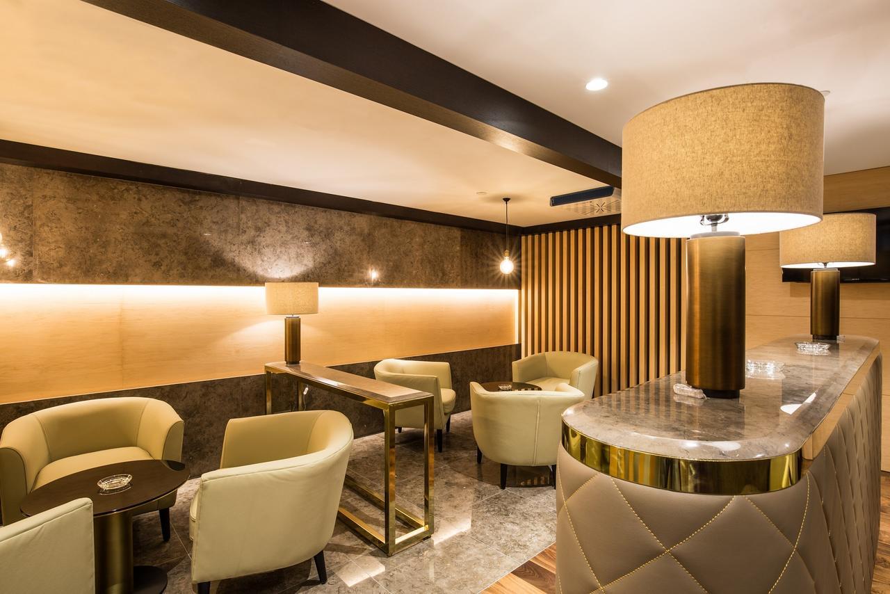 Downtown Rotana Hotel Al-Manamah Bagian luar foto The lounge at the airport
