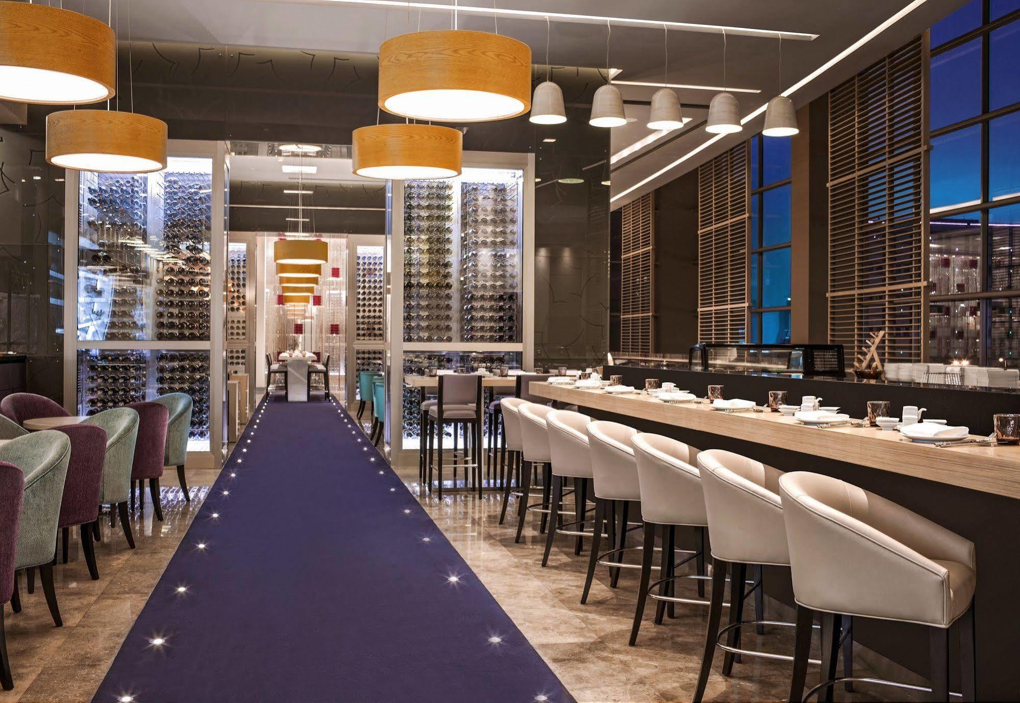 Downtown Rotana Hotel Al-Manamah Bagian luar foto The interior of the restaurant