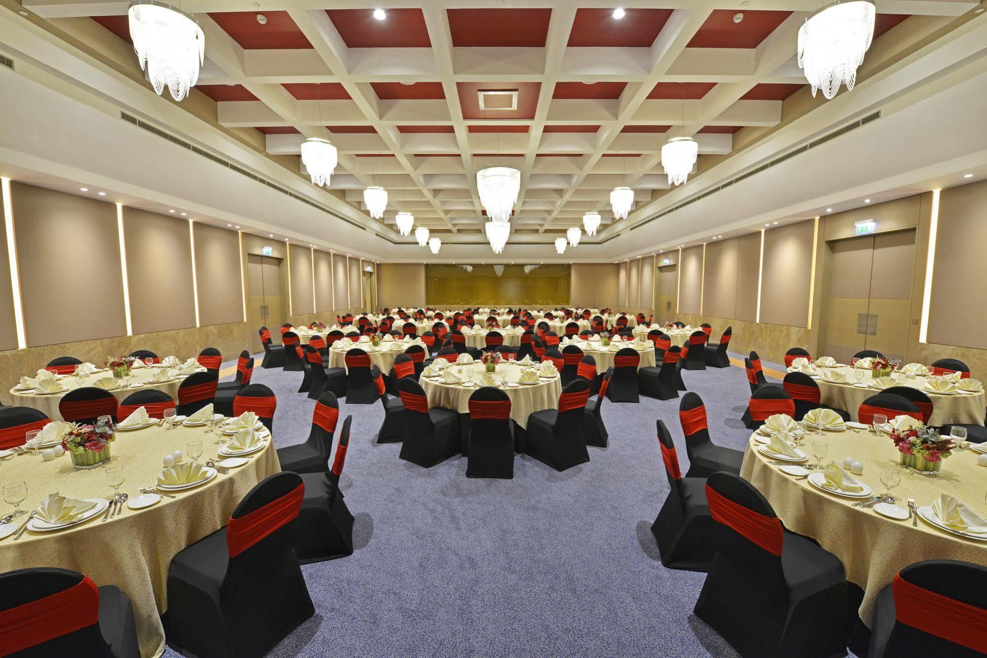 Downtown Rotana Hotel Al-Manamah Bagian luar foto The Grand Ballroom