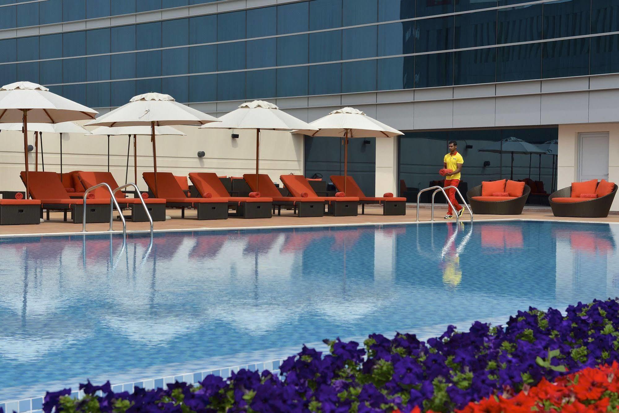Downtown Rotana Hotel Al-Manamah Bagian luar foto The pool at the hotel